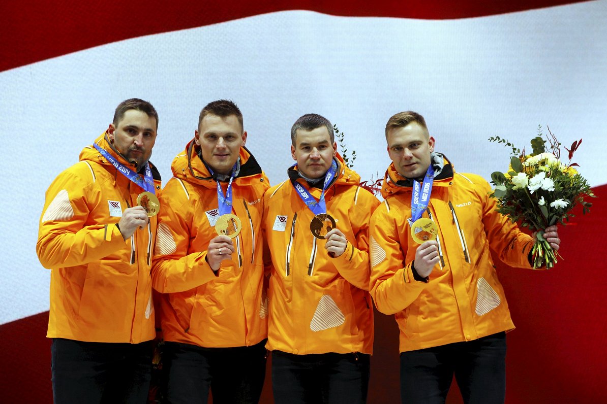 Oskars Melbārdis (no kreisās), Daumants Dreiškens, Arvis Vilkaste un Jānis Strenga Siguldā saņem Soč...