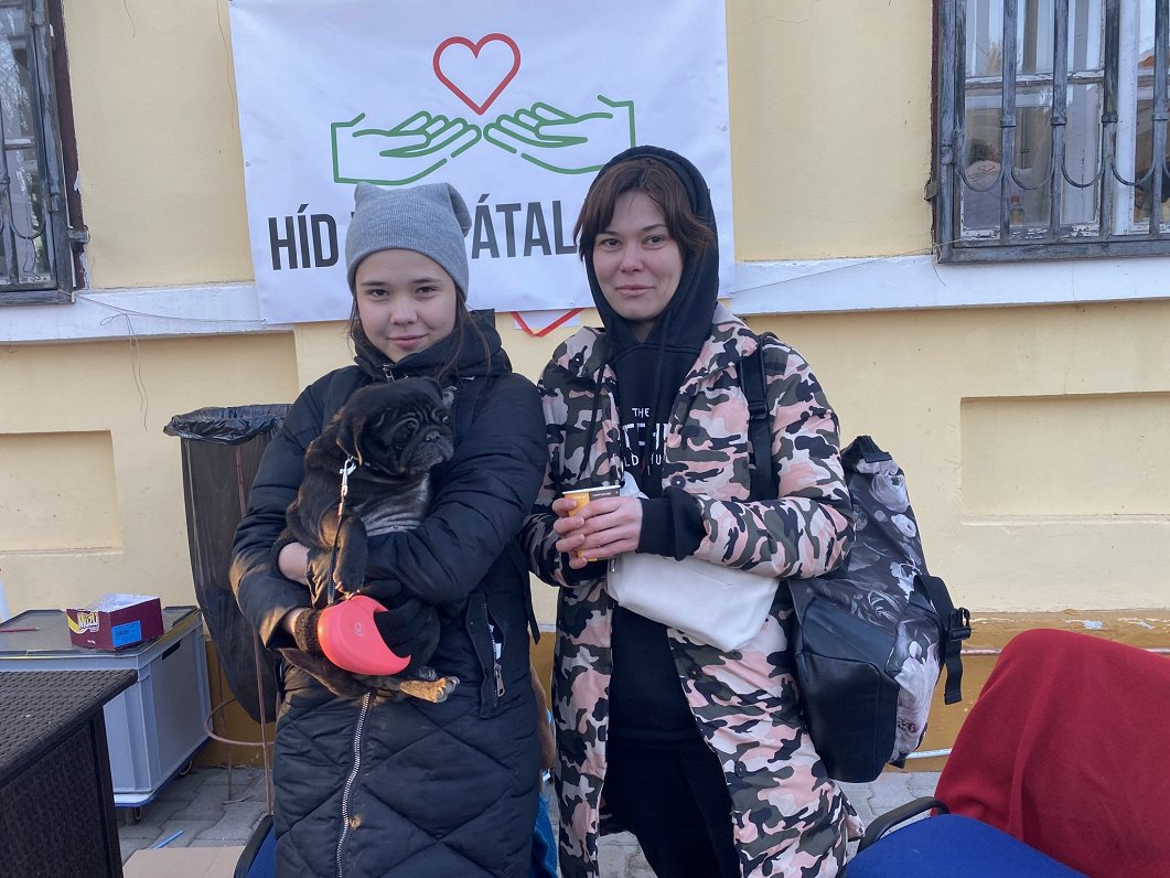 Ksenija Makarkina ar meitu Katju Berehsuranas ciema bēgļu palīdzības centrā.