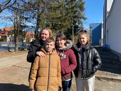 Tatjana Ciganoka ar savu dēlu un draugu bērniem