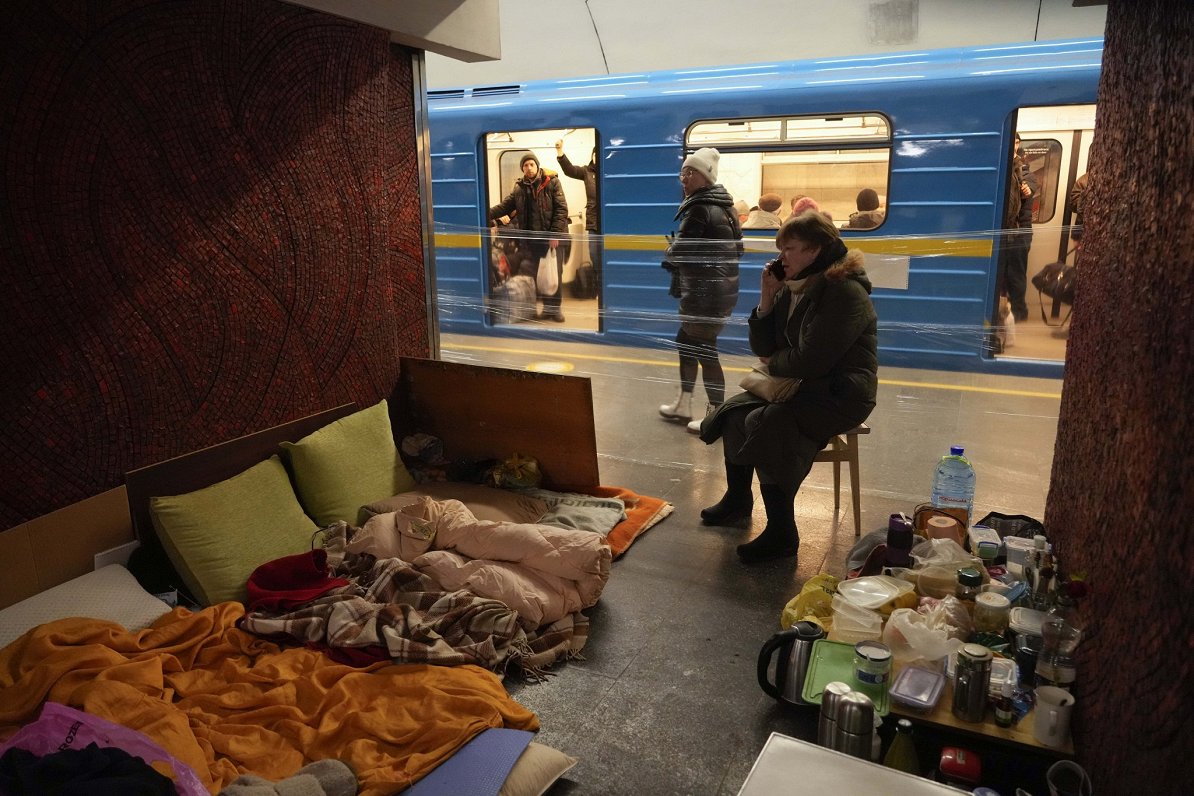 Kijivas metro, kur pilsētas iedzīvotāji Krievijas iebrukuma laikā rod patvērumu no iespējamām apšaud...