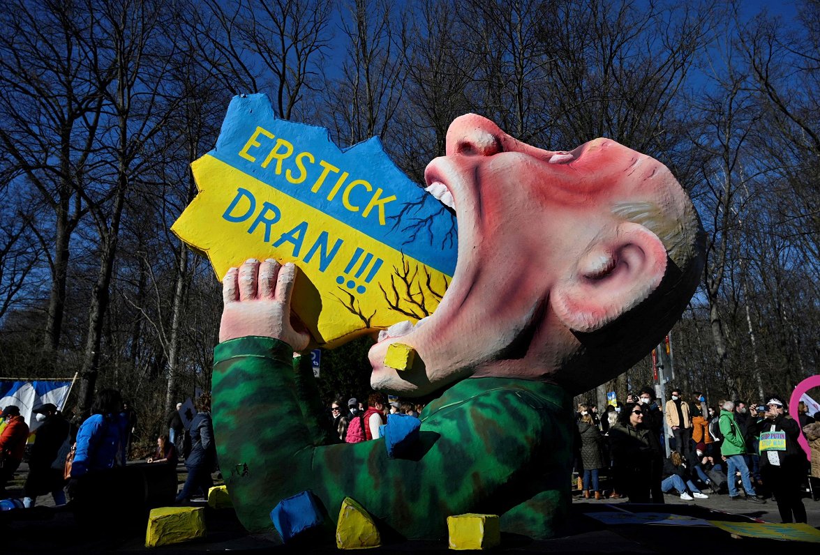 Pretkara demonstrācija Berlīnē ar Krievijas prezidenta Vladimira Putina atveidu un saukli &quot;Aizr...