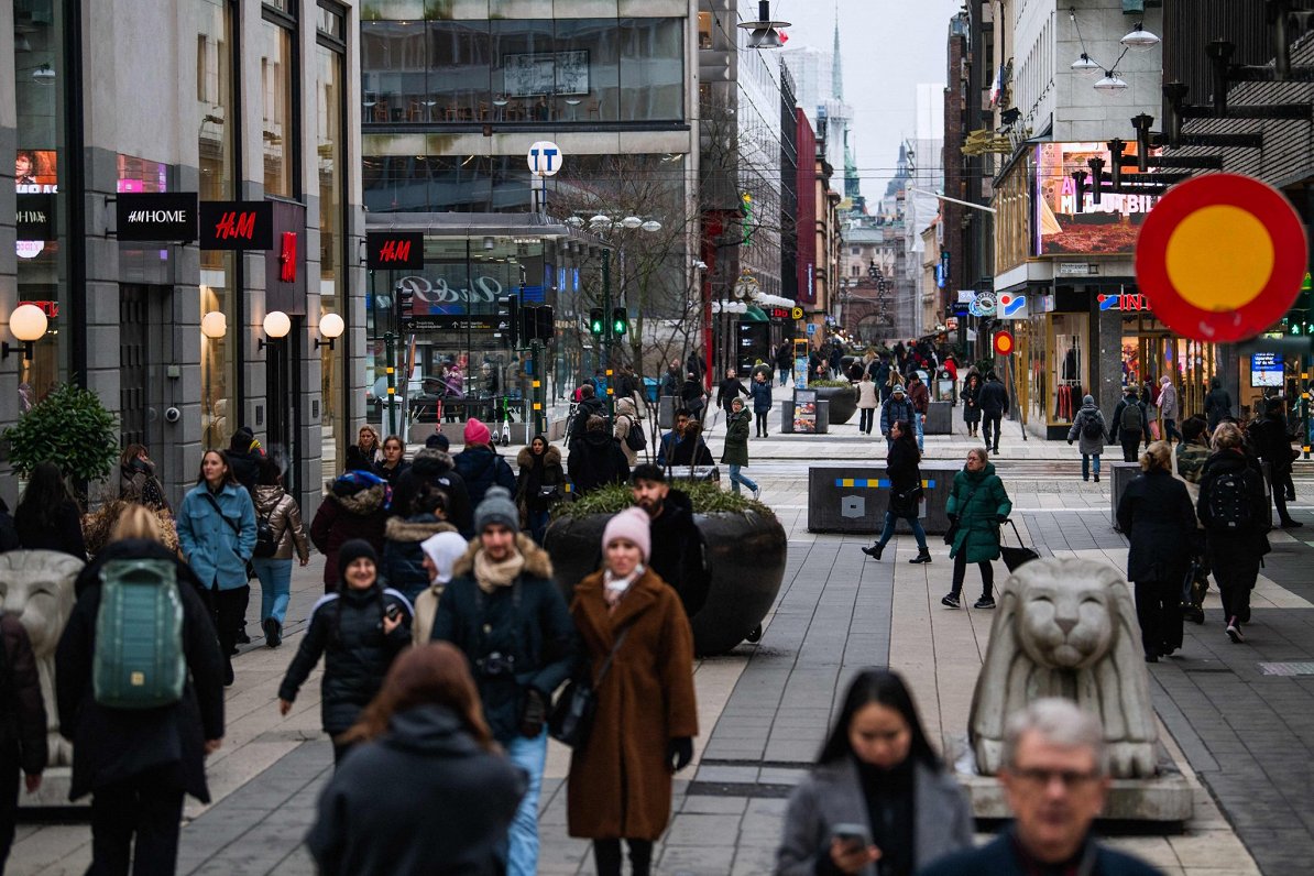 Cilvēki uz ielas Zviedrijas galvaspilsētā Stokholmā.