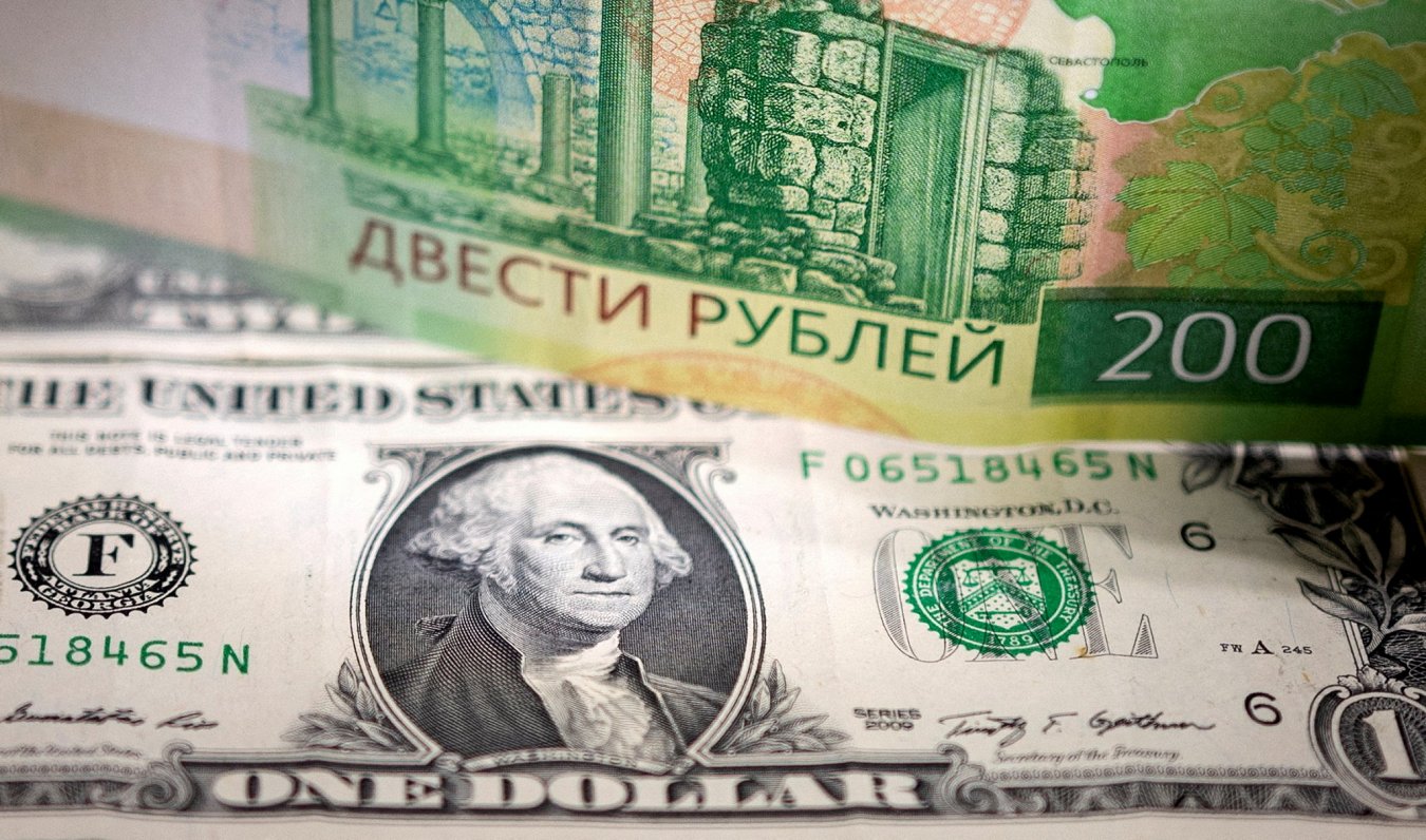Krievijas rublis un ASV dolārs. Attēls ilustratīvs.