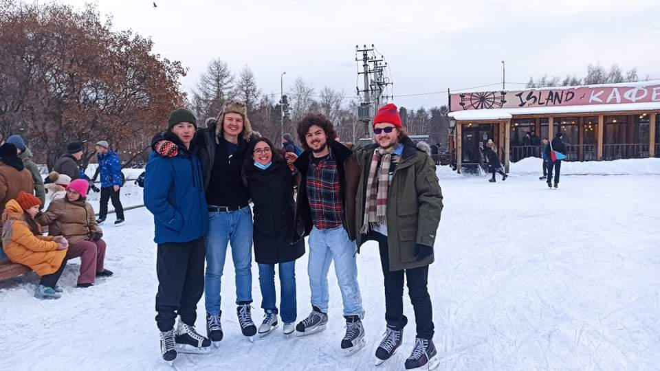 Gusts Svens Pētersons (otrais no kreisās) slido ar studiju biedriem Krievijā