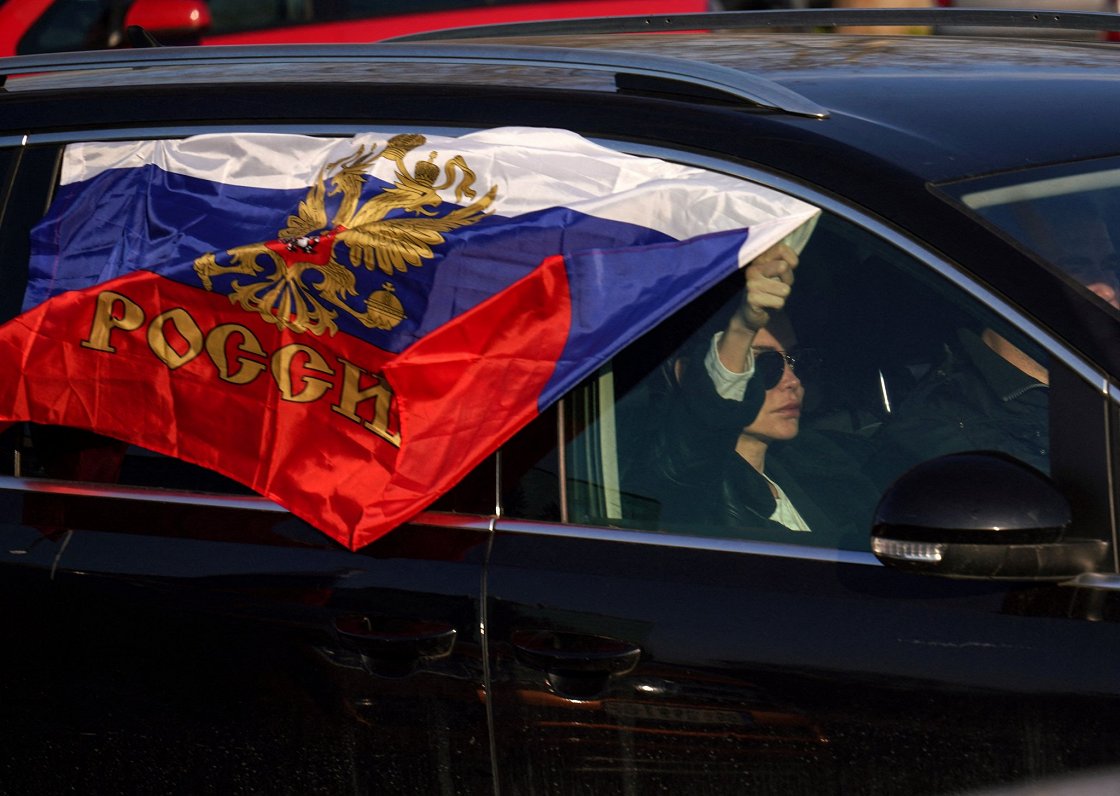 Sieviete ar Krievijas karogu Serbijā. 2022. gada marts.