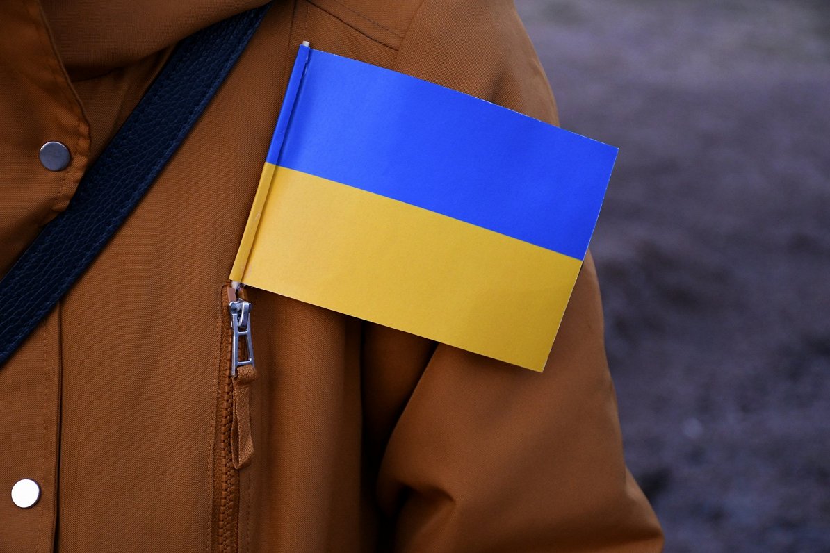 Cilvēks ar Ukrainas karodziņu Daugavpilī.