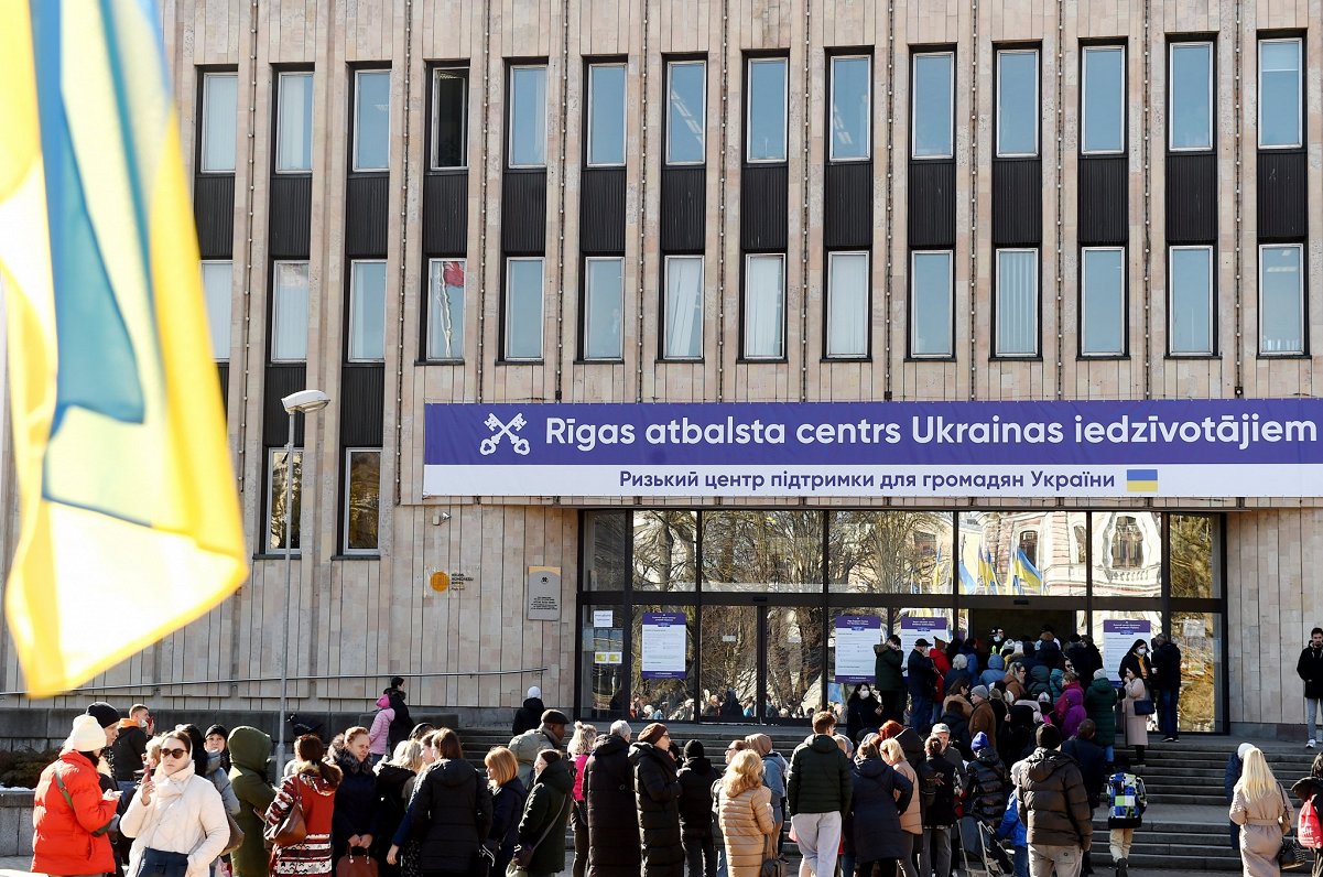 Возле Дома конгрессов, где был оборудован центр помощи украинским беженцам