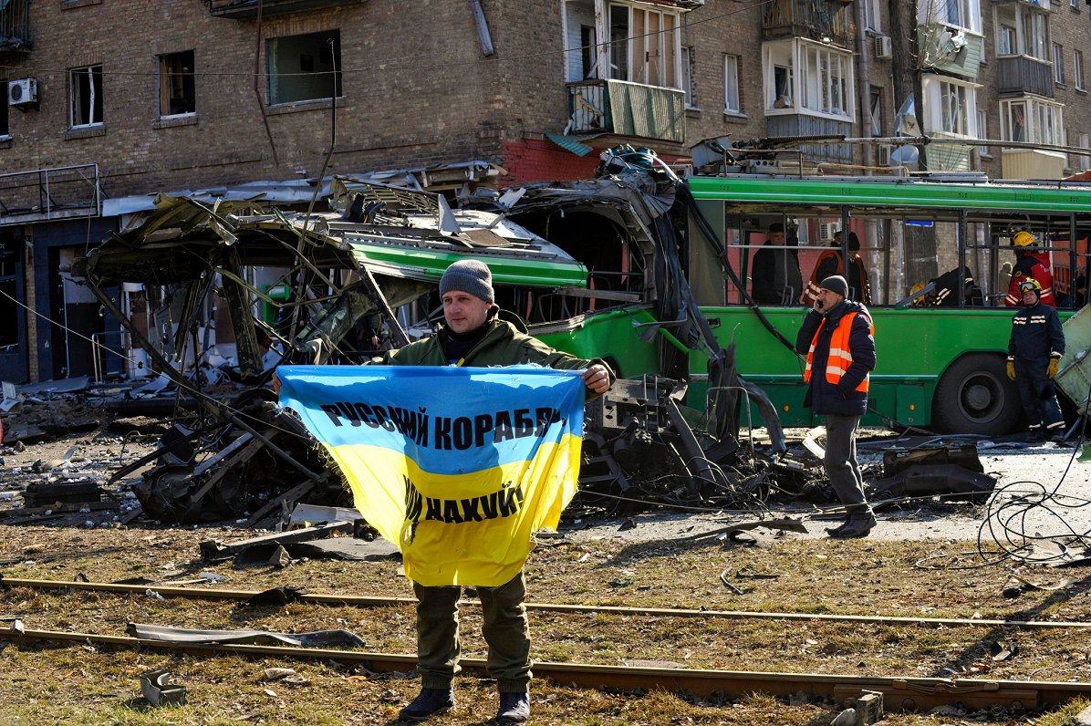 Apšaudē cietušās Kijivas ielās izgājis vīrietis ar Ukrainas karogu un vēstījumu Krievijas okupantiem