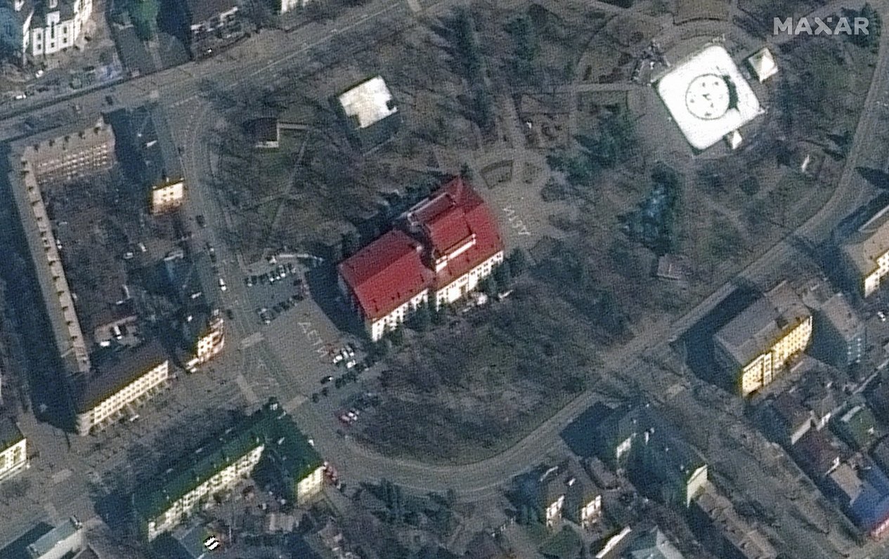 Здание театра в Мариуполе с надписями «Дети». Спутниковая съемка 14.03.2022.