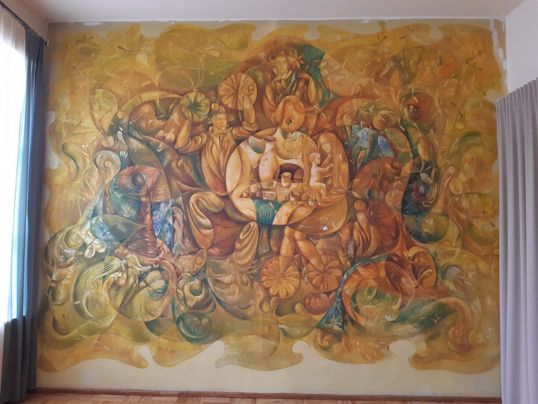 Grundzāles kultūras nama sienas gleznojums. Mākslinieki: Juris Zvirbulis un Juris Zīle.