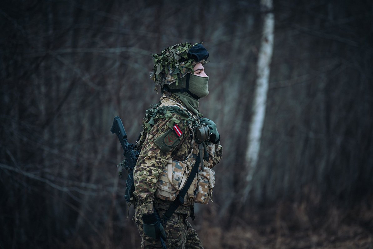 Latvijas Nacionālo bruņoto spēku karavīrs mācībās.