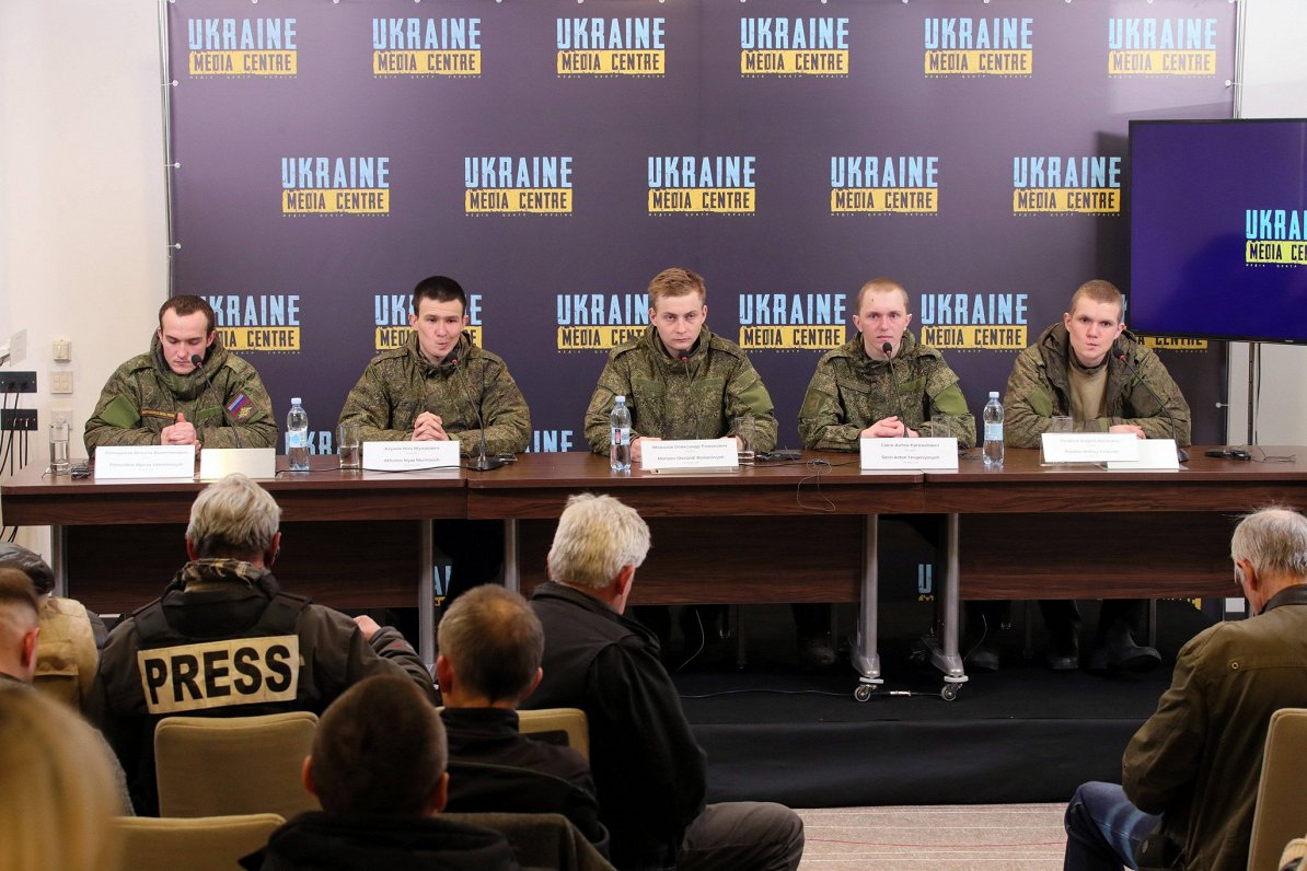 Ukrainas gūstā nokļuvušie Krievijas karavīri, kas atvesti uz preses konferenci Kijivā