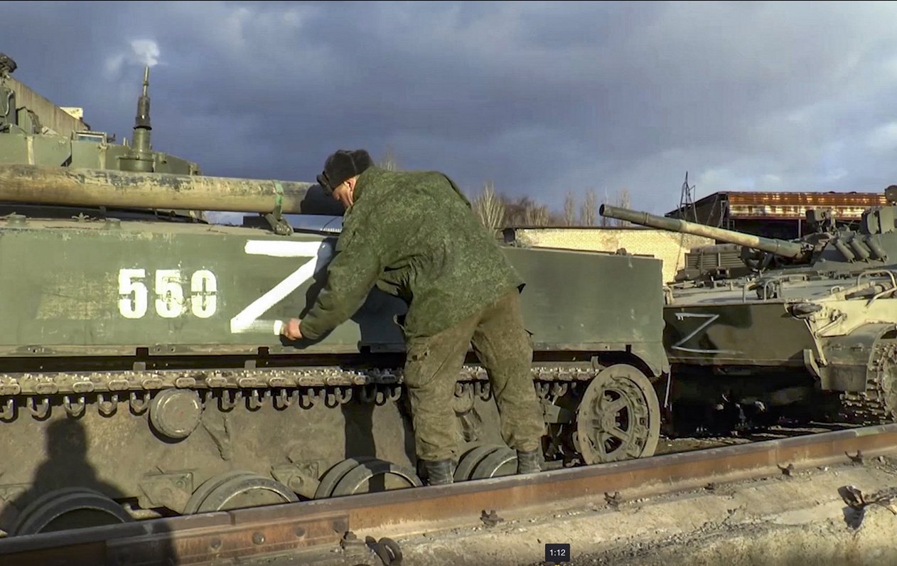 Krievijas armijas karavīrs marķē militāro tehniku ar Z burtu, kas kļuvis par Krievijas uzsāktā kara...