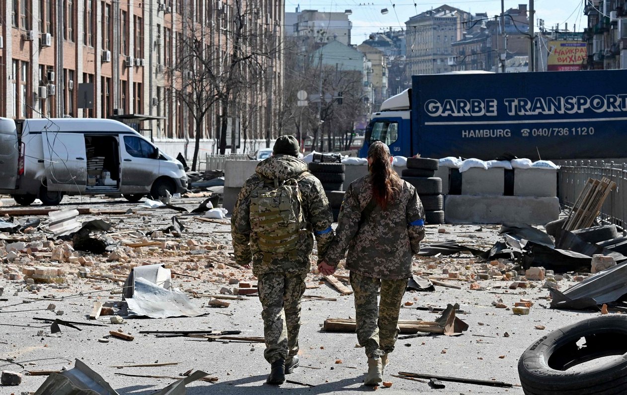 Ukrainas armijas karavīri Kijivas ielās