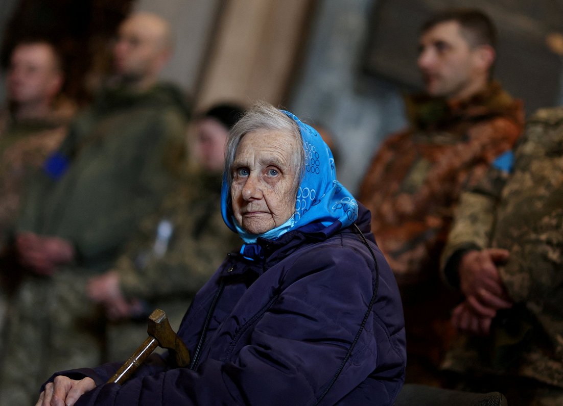 Бабушка убитого солдата на похоронах внука. Украина, Львов, 17.03.2022