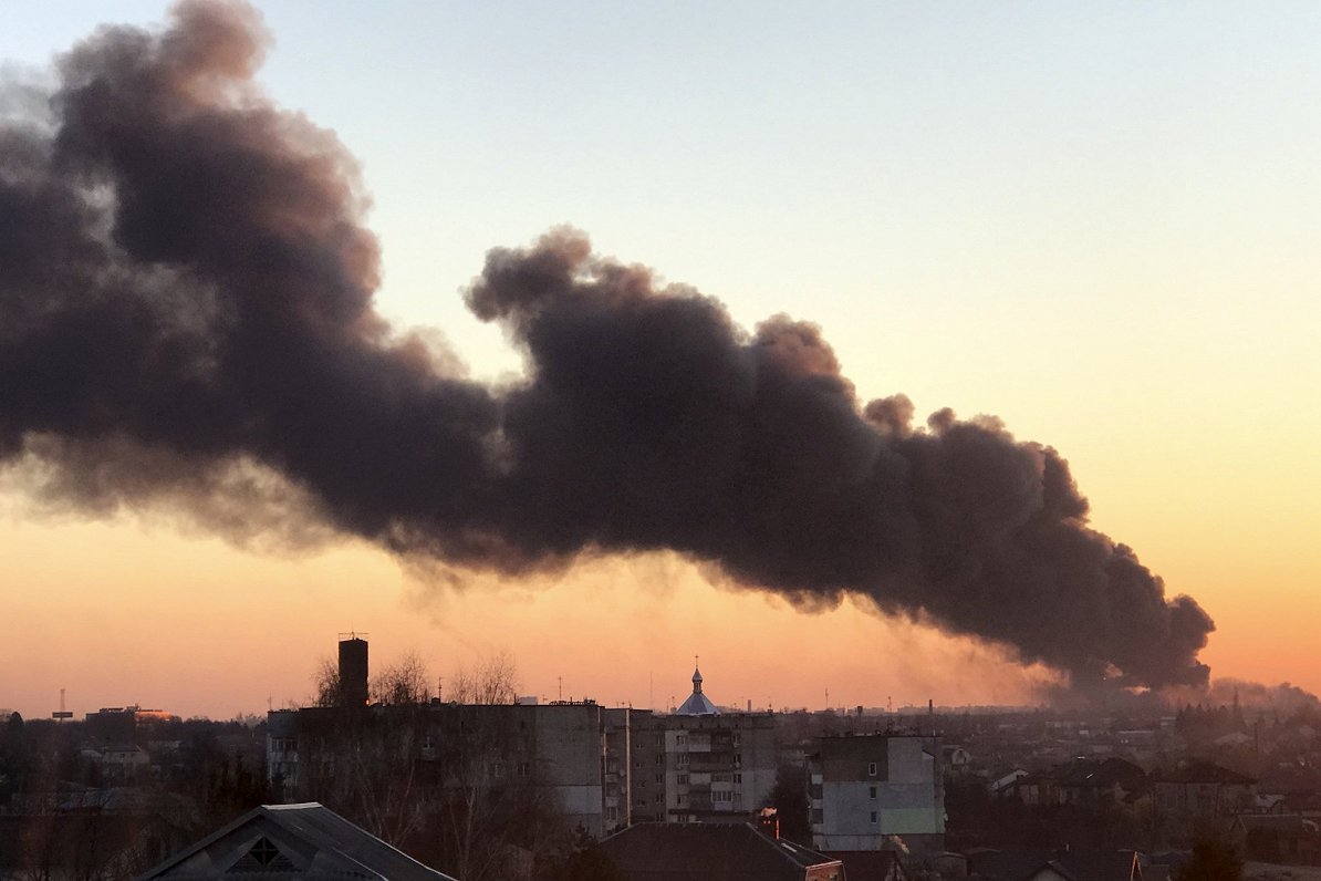 Melns dūmu mākonis virs Ļvivas pilsētas Ukrainas rietumos 2022. gada 18. martā.