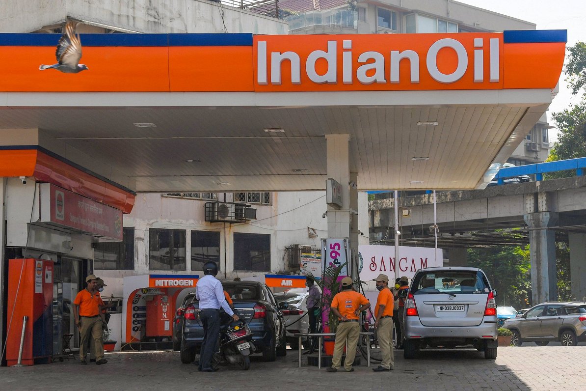 &quot;IndianOil&quot; degvielas uzpildes stacija Indijas pilsētā Mumbajā 2022. gada martā. Attēls il...