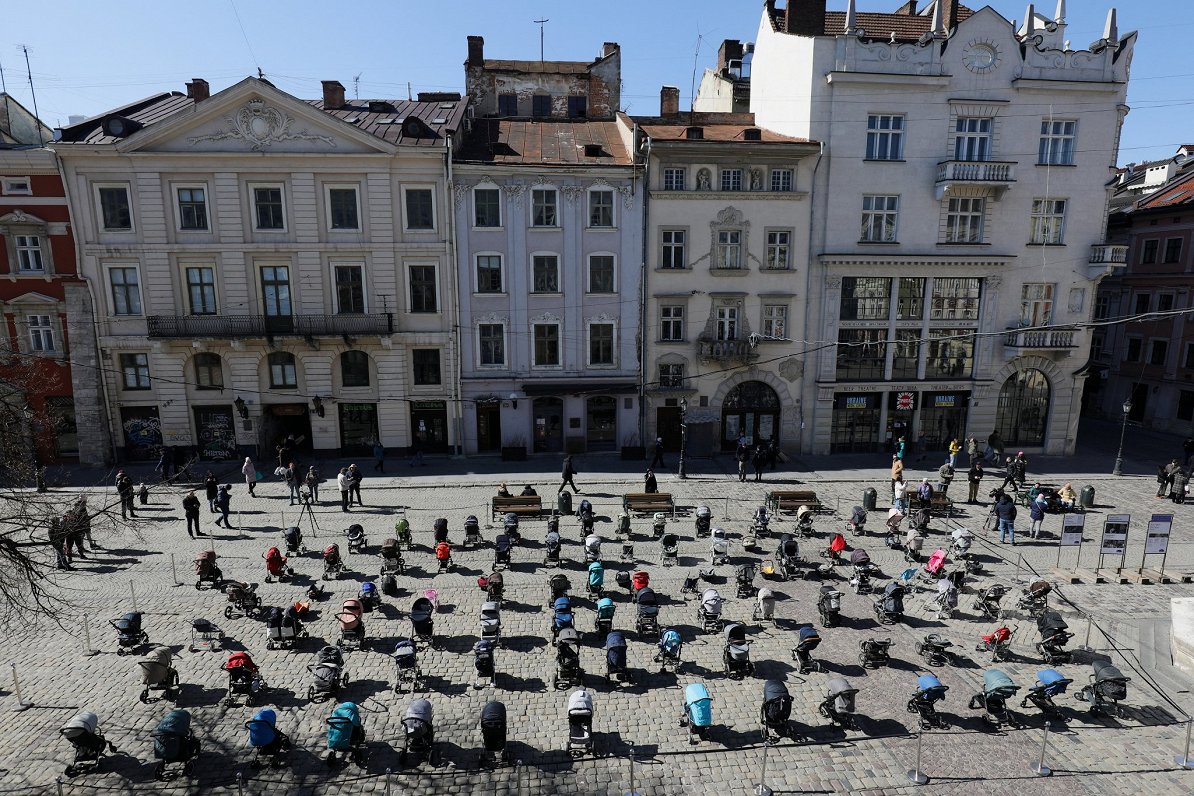 Ukrainas pilsētas Ļvivas ielās novietotie bērnu ratiņi simbolizē 109 ukraiņu bērnus, kas nogalināti...