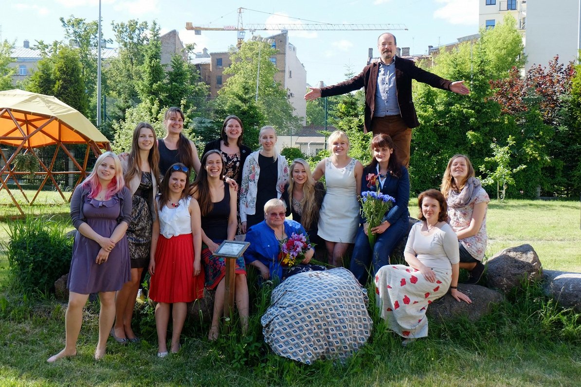 Janīna Kursīte-Pakule ar studentiem, 2015. gads