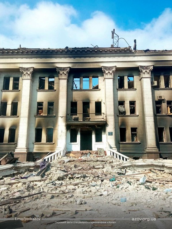 Krievijas okupācijas spēku uzbrukumā izpostītā Mariupoles teātra ēka