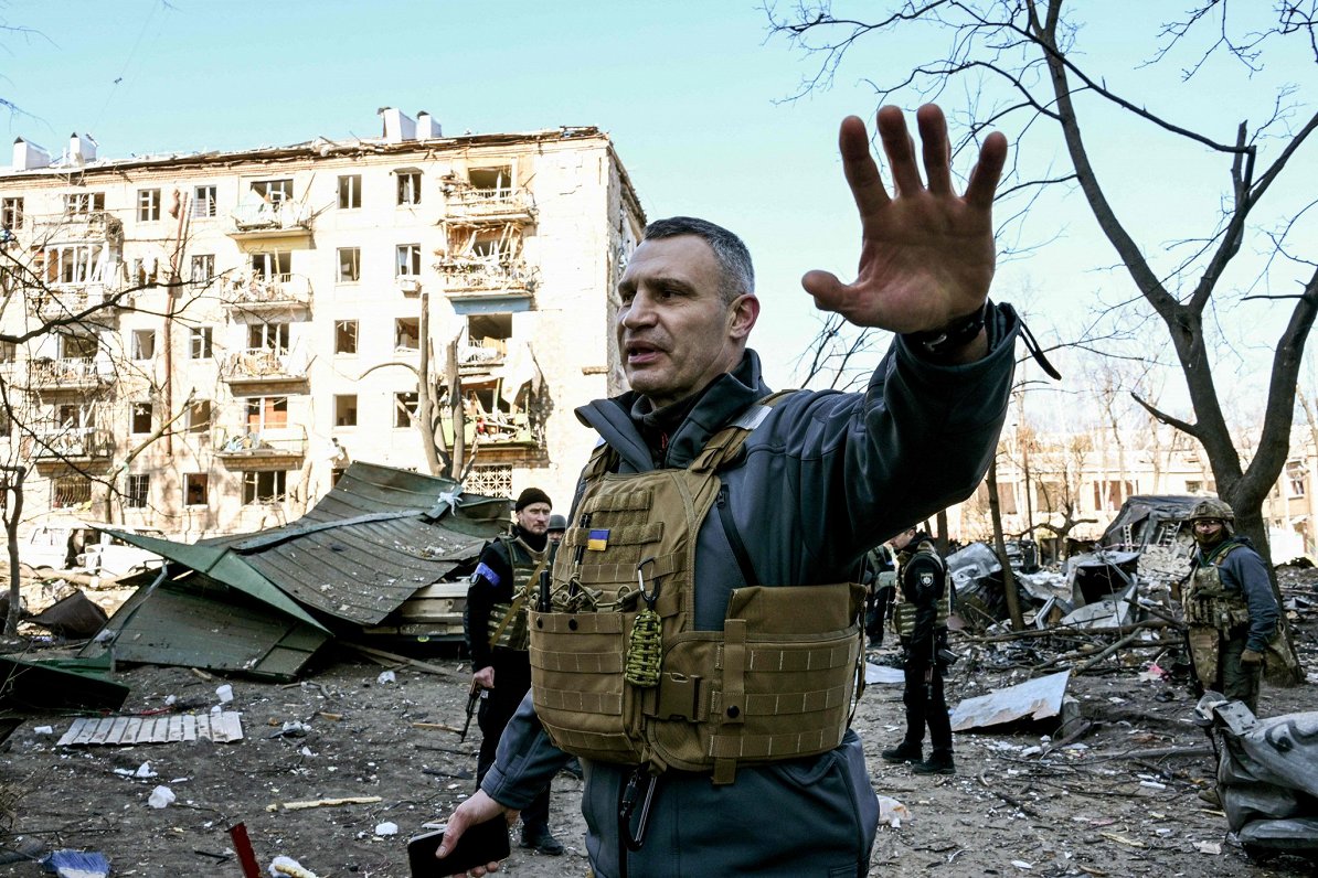 Ukrainas galvaspilsētas Kijivas mērs Vitālijs Kļičko apmeklē Krievijas spēku uzbrukumā cietušu pilsē...