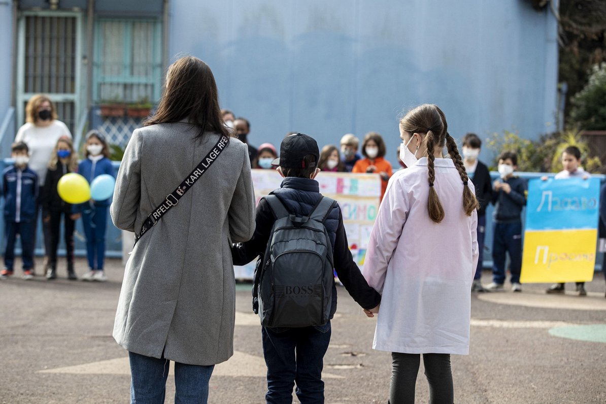 Itālijas lielpilsētas Romas skolā bērni sagaida jaunos skolēnus no Ukrainas bēgļu ģimenēm
