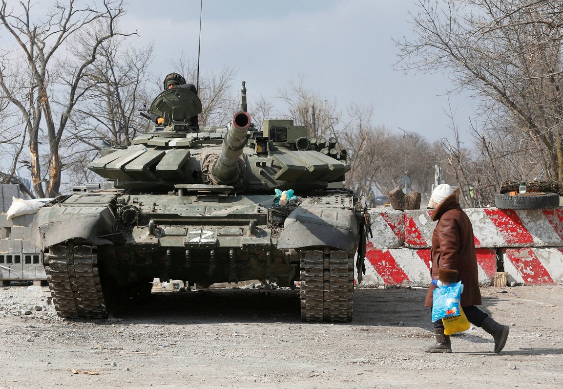 Krievijas okupācijas spēku tanks Mariupoles pilsētā