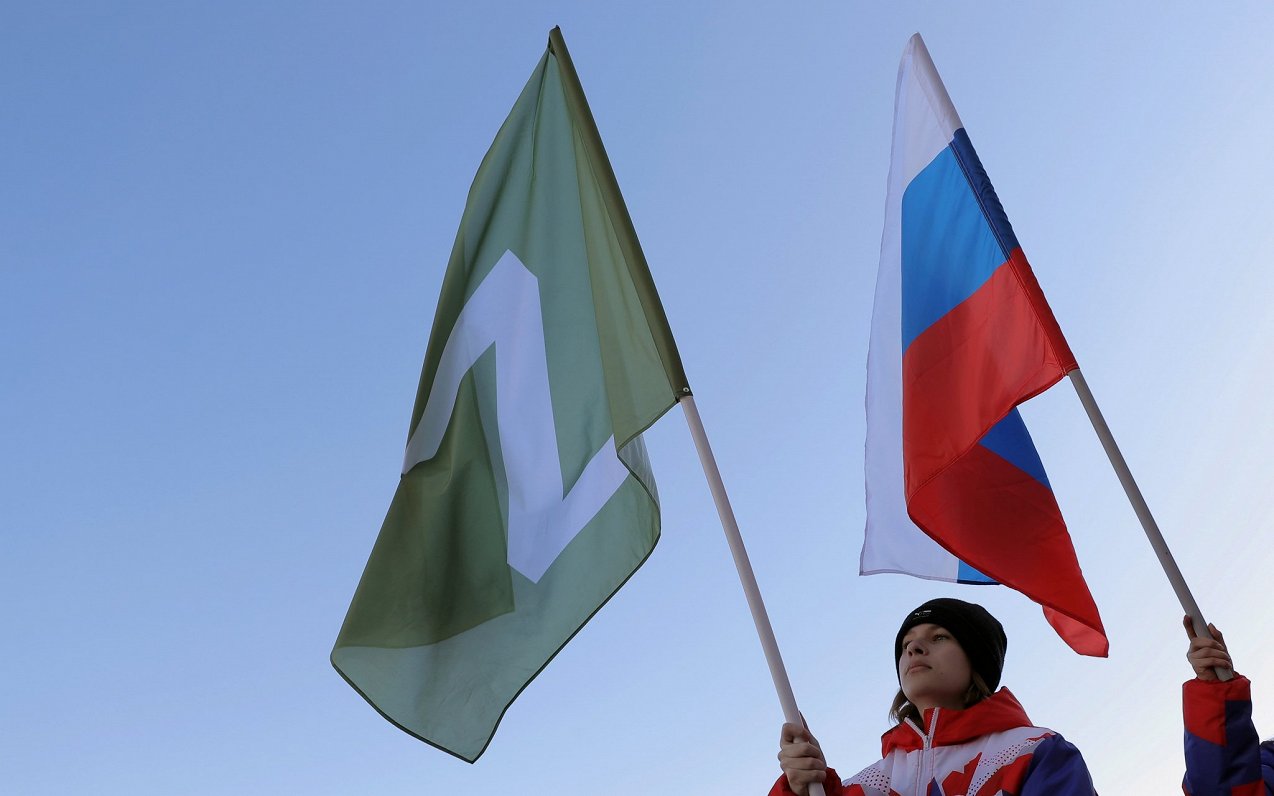 Krievijas valsts karogs un karogs ar Z zīmi