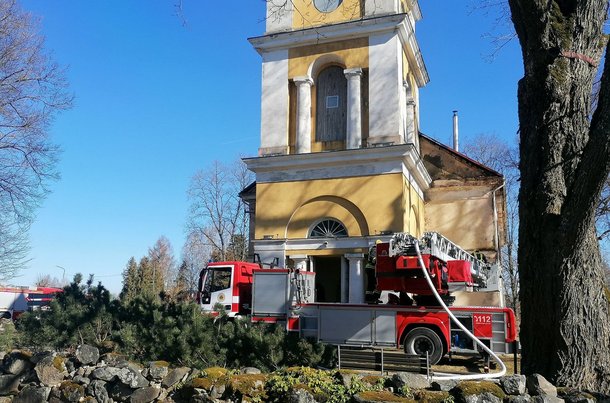 Baldones baznīcā izcēlies ugunsgrēks