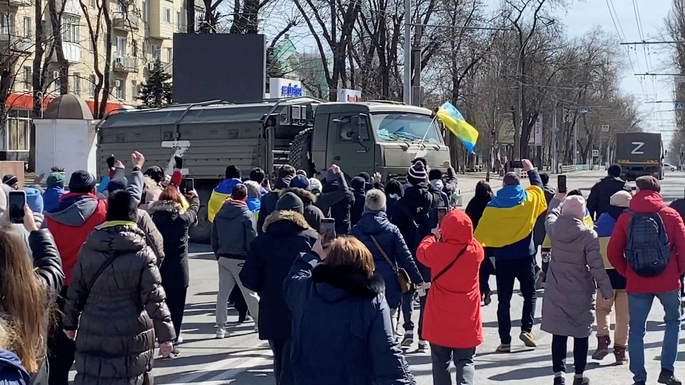 Ukrainas pilsētā Hersonā iedzīvotāji protestē pret Krievijas okupācijas spēkiem. 2022. gada marts. A...