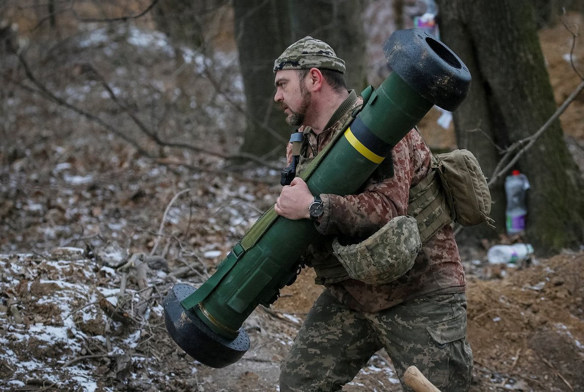 Ukrainas armijas karavīrs ar jau saņemto &quot;Javelin&quot; raķešu iekārtu. 2022. gada 13. marts.