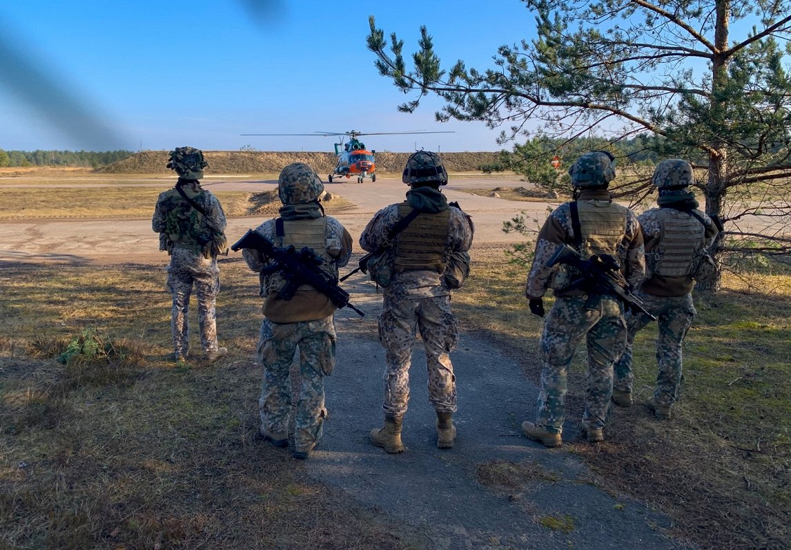 Latvijas Nacionālo bruņoto spēku karavīri Ādažu poligonā.