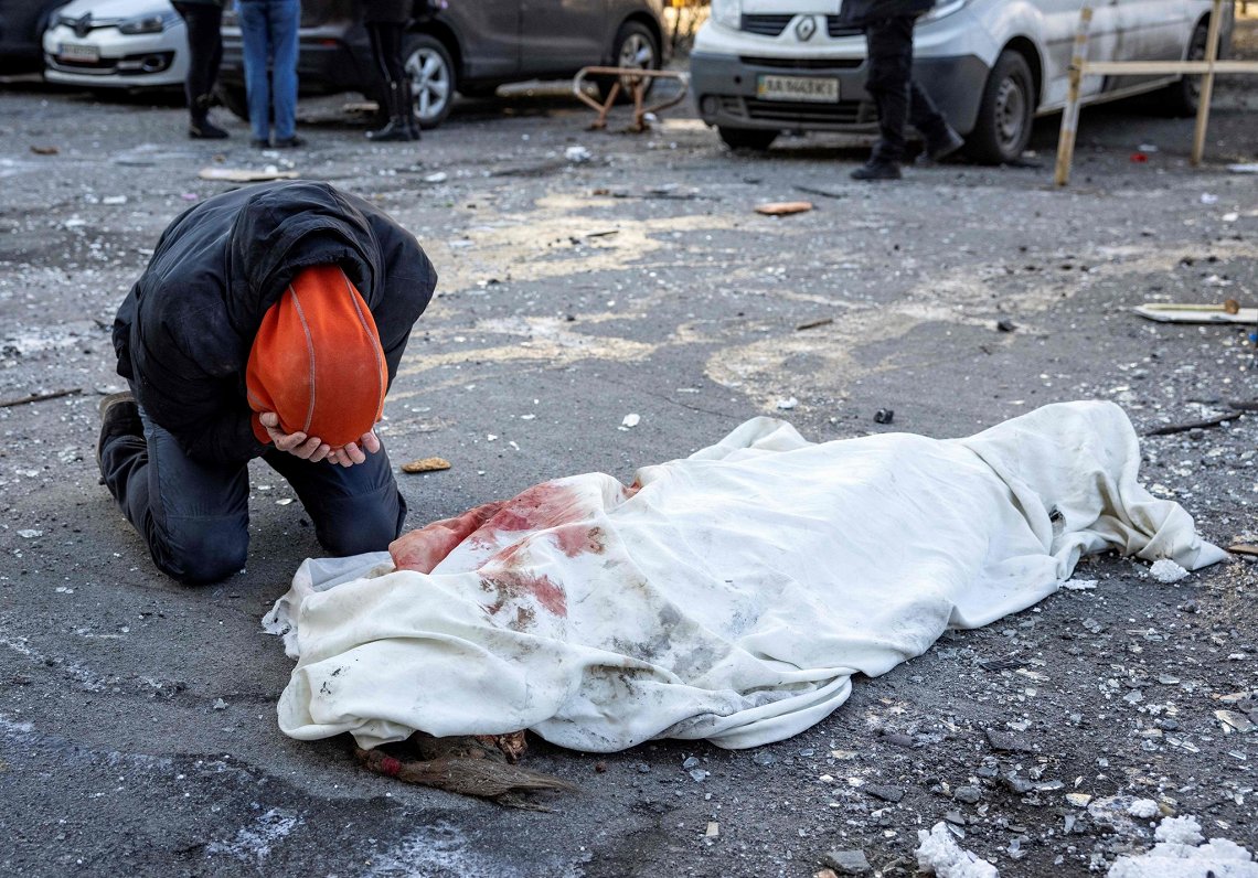 Ukrainas galvaspilsētas Kijivas iedzīvotājs sēro par Krievijas uzbrukumā nogalināta tuvinieka nāvi