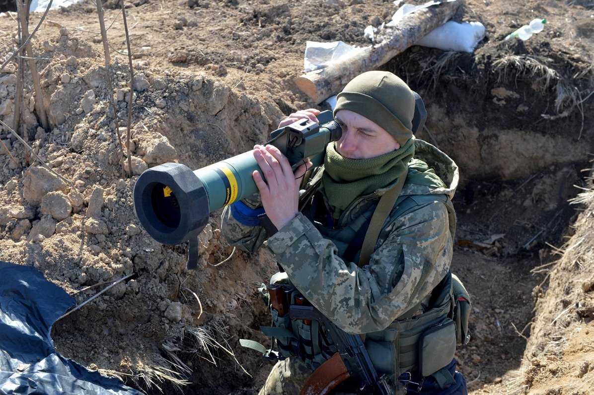Ukrainas armijas karavīrs ar &quot;Javelin&quot; prettanku ieroci
