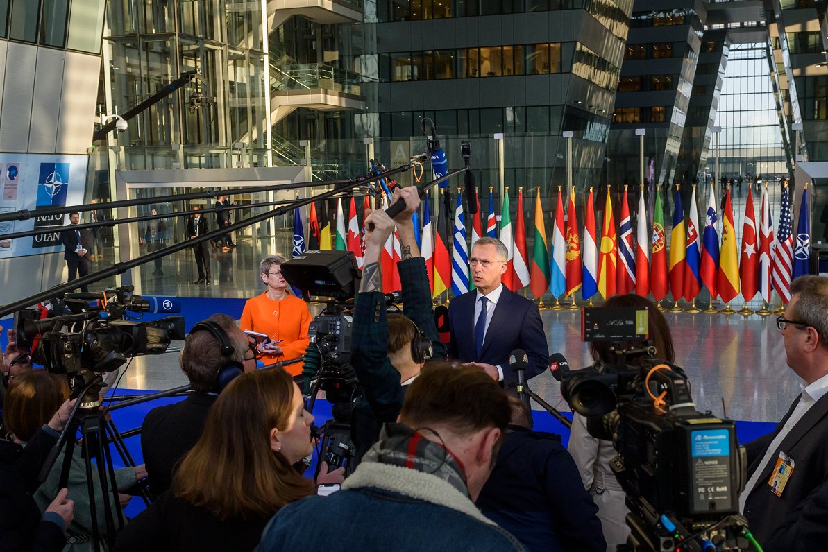 Генсек НАТО Йенс Столтенберг выступает перед журналистами в день саммита  НАТО в Брюсселе, 24 марта...