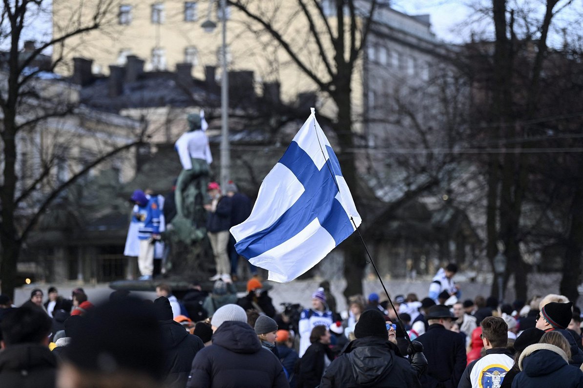 Флаг Финляндии в центре Хельсинки