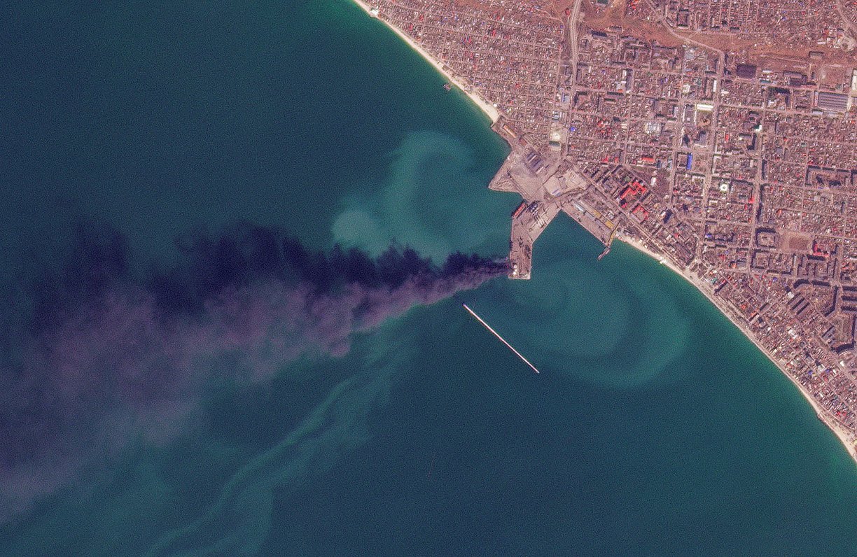 На спутниковом снимке  картографической компании Planet Labs виден сильный дым в порту Бердянска. Ук...