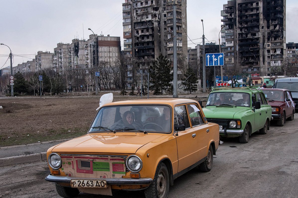 Automašīnas gatavojas izbraukt no Mariupoles 17. martā