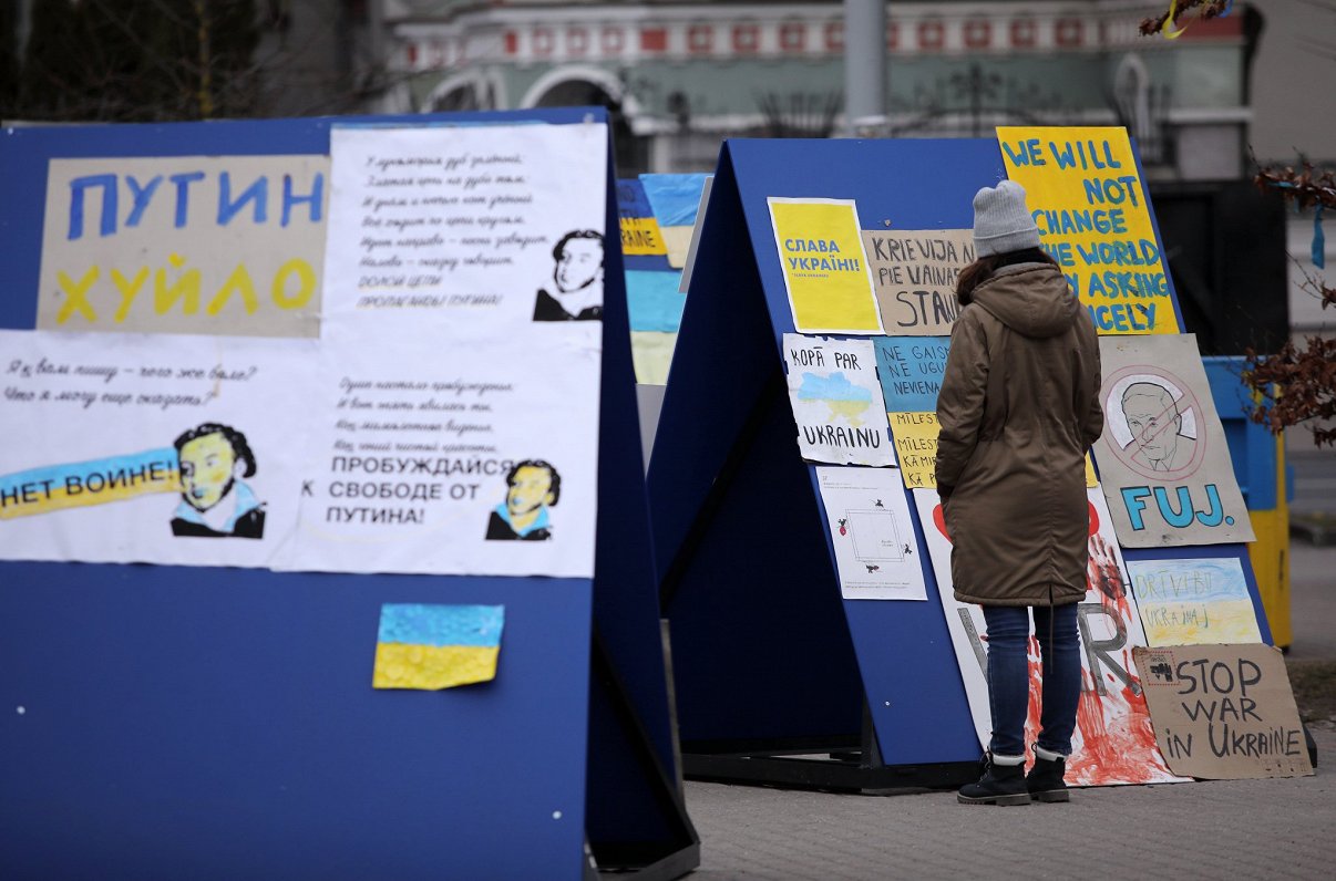 Akcijas &quot;Puškins pret Putinu&quot; plakāti iepretim Krievijas vēstniecībai
