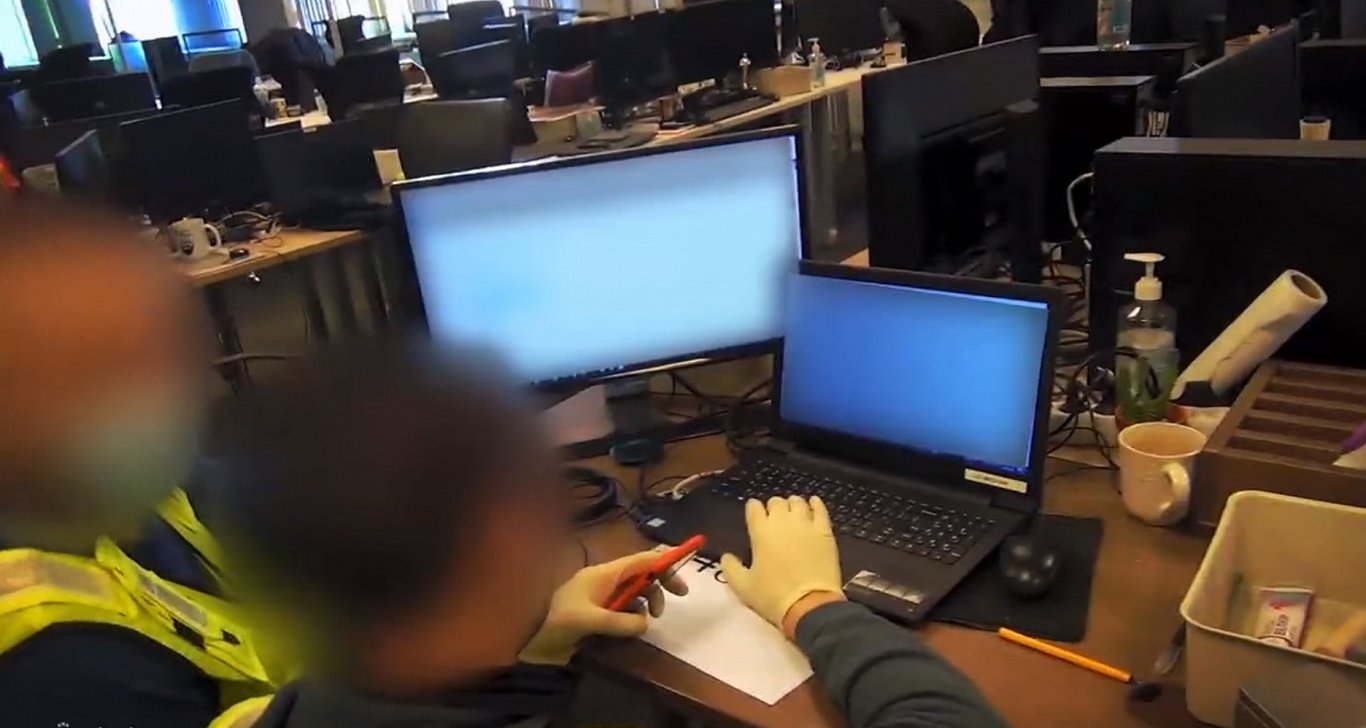 Policijas darbinieki veic krāpniecībā izmantoto datoru pārbaudi.