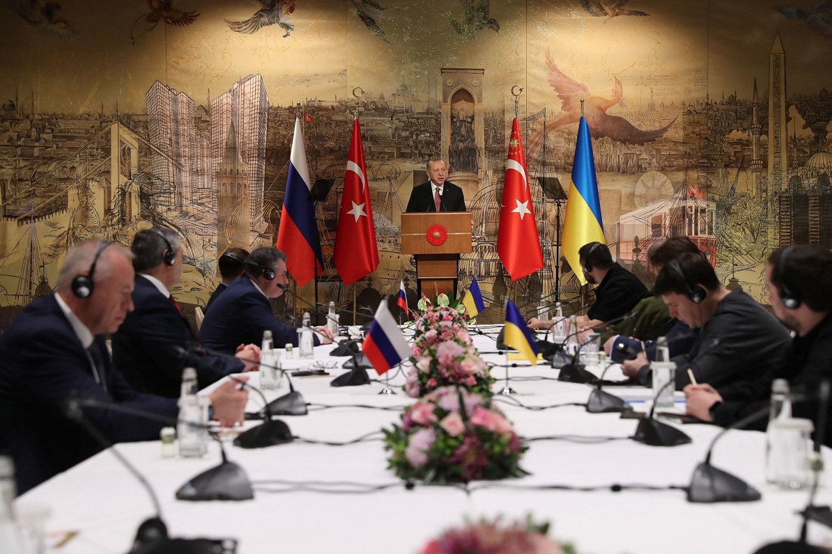 Turcijas prezidents Redžeps Tajips Erdogans uzrunā Ukrainas un Krievijas miera sarunu dalībniekus