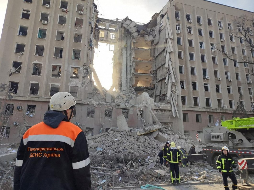 Krievija otrdien ar raķeti izpostīja Mikolajivas apgabala administrācijas ēku