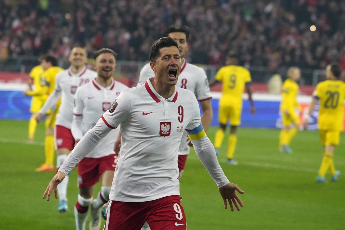 Polijas futbolists Roberts Levandovskis līksmo par vārtu guvumu spēlē pret Zviedriju