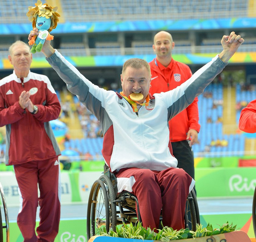 Apbalvošanas ceremonijā Rio paraolimpiskajās spēlēs, kur Aigars izcīnīja zelta medaļu.