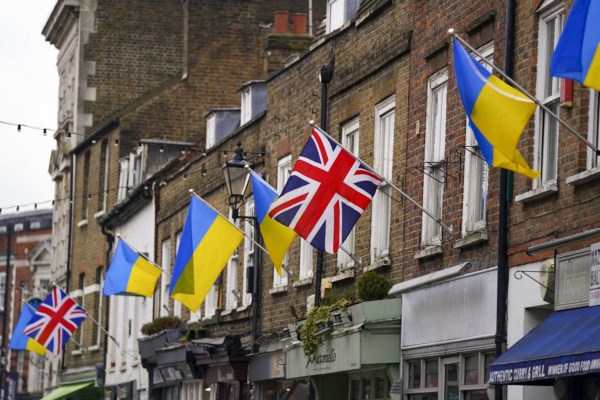 Lielbritānijas un Ukrainas karogi.