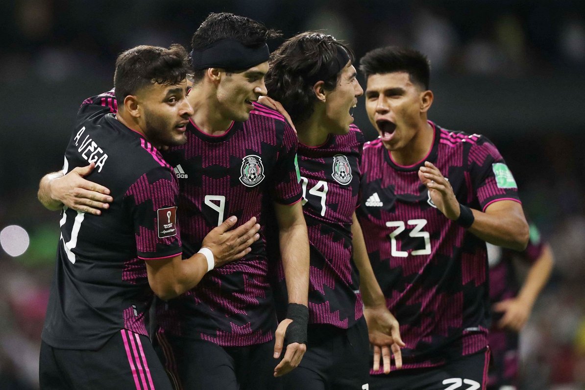 Meksikas izlases futbolisti līksmo par vārtu guvumu spēlē pret Salvadoru
