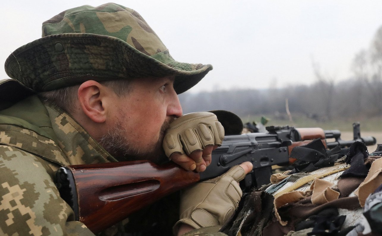 Ukrainas teritoriālās aizsardzības spēku karavīrs pozīcijās pie Kijivas