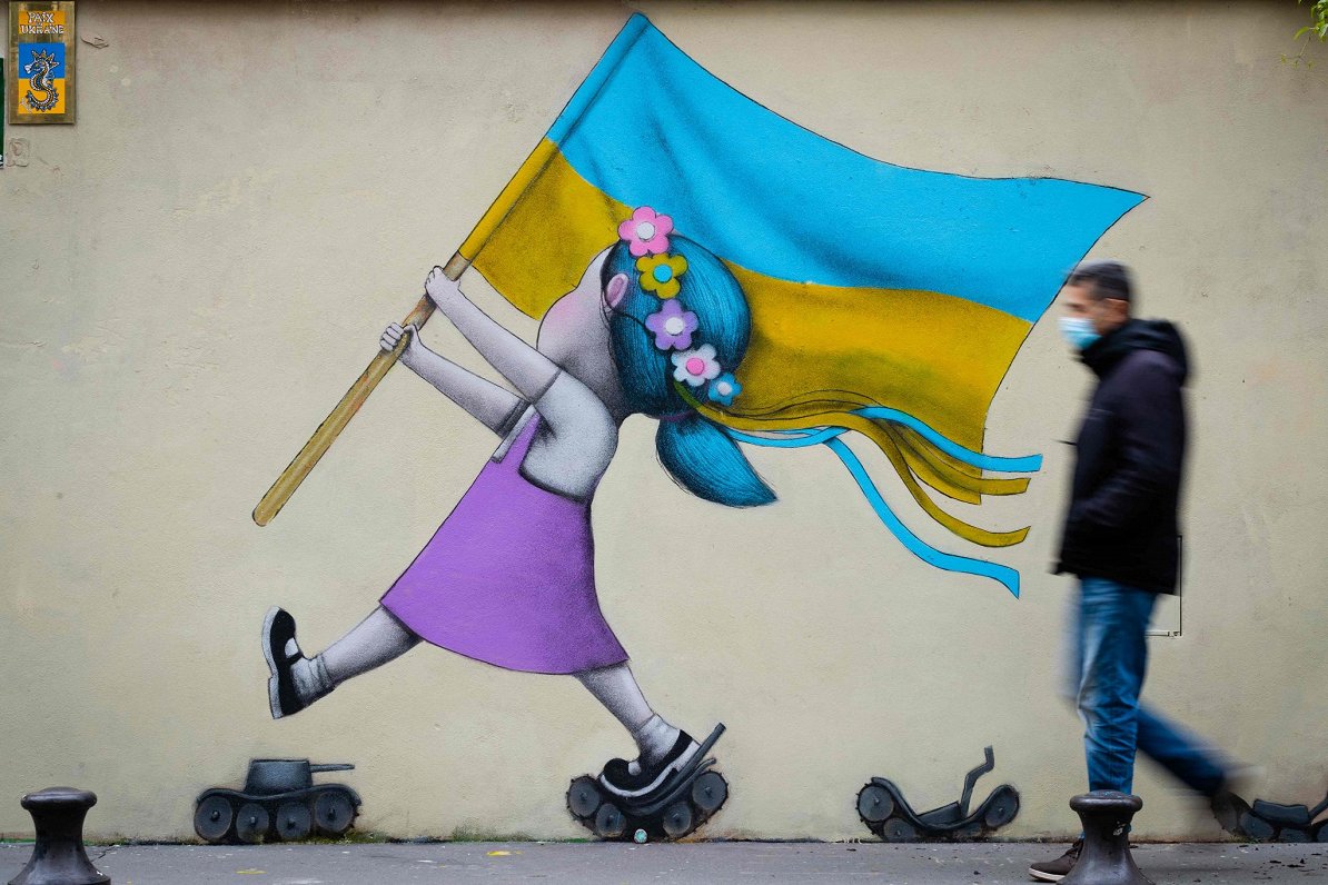 Ielu mākslinieka zīmējums Francijas galvaspilsētā Parīzē, veltīts Ukrainas tautas cīņai pret Krievij...