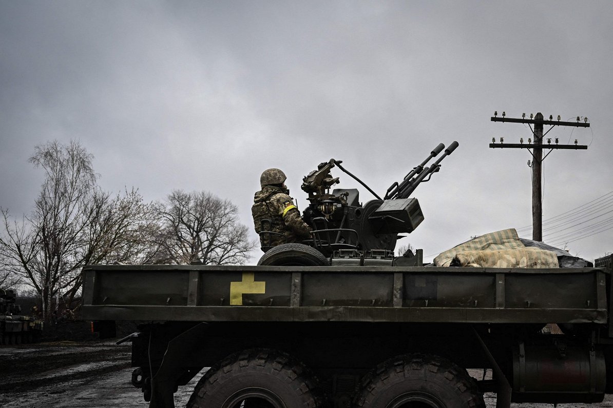 Ukrainas armijas karavīrs ar pretgaisa ieroci ZU-23-2 Kijevas pievārtē. 2022. gada marts.