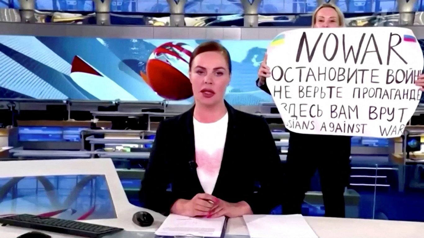 2022. gada marta vidū galvenā ziņu raidījuma laikā Marina Ovsjaņņikova parādījās tiešraides ēterā ai...